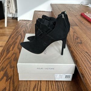 LIKE NEW! Pour la Victoire, black kid suede heel, size 9M, box+shoe bag included